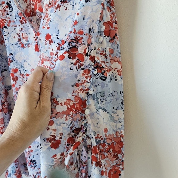 Blouse with button details - Picture 2 of 4